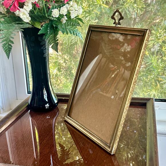 Vintage Brass-Tone 8x10 Picture Frame with Ornate Top Detail - Picture 1 of 15